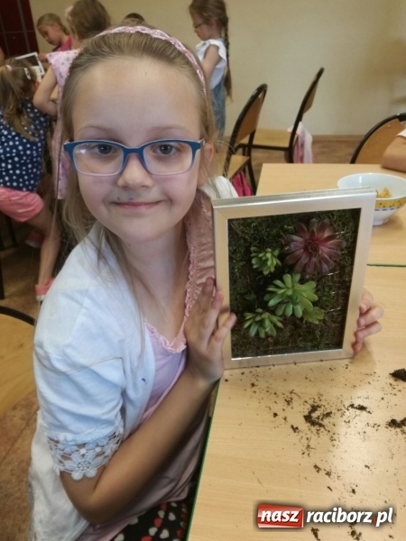Zdjęcie w galerii na portalu naszraciborz.pl: Zielone obrazy na Dzień Matki, czyli warsztaty dla uczniów SP 18 wiadomości z regionu