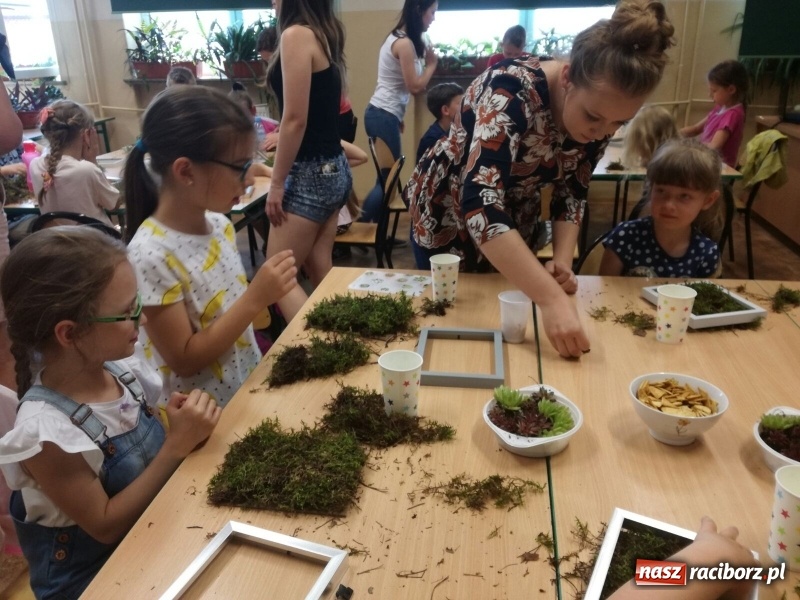Zdjęcie w galerii na portalu naszraciborz.pl: Zielone obrazy na Dzień Matki, czyli warsztaty dla uczniów SP 18 wiadomości z regionu