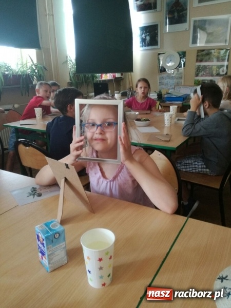 Zdjęcie w galerii na portalu naszraciborz.pl: Zielone obrazy na Dzień Matki, czyli warsztaty dla uczniów SP 18 wiadomości z regionu