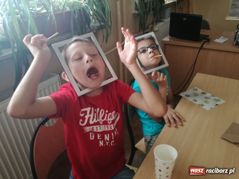 Zdjęcie w galerii na portalu naszraciborz.pl: Zielone obrazy na Dzień Matki, czyli warsztaty dla uczniów SP 18 wiadomości z regionu