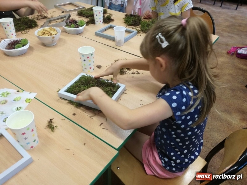 Zdjęcie w galerii na portalu naszraciborz.pl: Zielone obrazy na Dzień Matki, czyli warsztaty dla uczniów SP 18 wiadomości z regionu