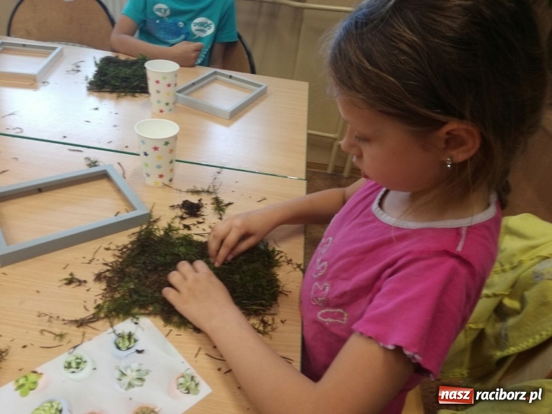 Zdjęcie w galerii na portalu naszraciborz.pl: Zielone obrazy na Dzień Matki, czyli warsztaty dla uczniów SP 18 wiadomości z regionu