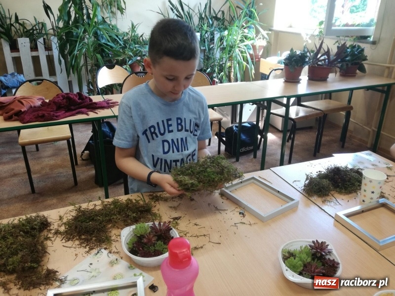 Zdjęcie w galerii na portalu naszraciborz.pl: Zielone obrazy na Dzień Matki, czyli warsztaty dla uczniów SP 18 wiadomości z regionu