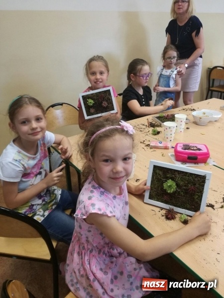 Zdjęcie w galerii na portalu naszraciborz.pl: Zielone obrazy na Dzień Matki, czyli warsztaty dla uczniów SP 18 wiadomości z regionu