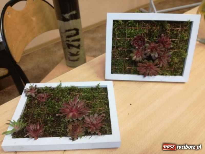 Zdjęcie w galerii na portalu naszraciborz.pl: Zielone obrazy na Dzień Matki, czyli warsztaty dla uczniów SP 18 wiadomości z regionu