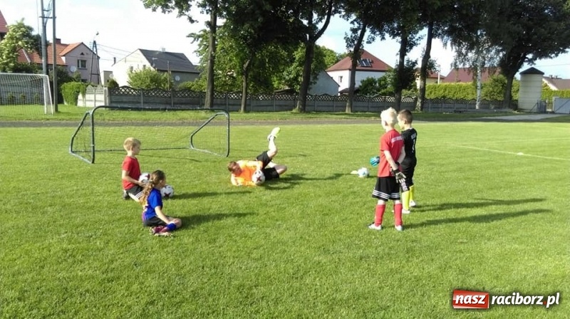 Zdjęcie w galerii na portalu naszraciborz.pl: Michal Peškovič gościł na treningu żaków Tworkowa wiadomości z regionu