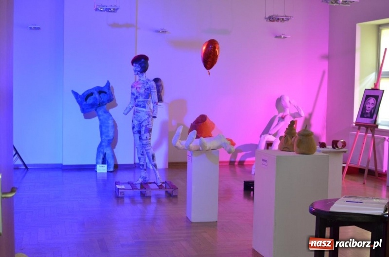 Zdjęcie w galerii na portalu naszraciborz.pl: Wernisaż pracowni rzeźby Raciborskiego Centrum Kultury wiadomości z regionu