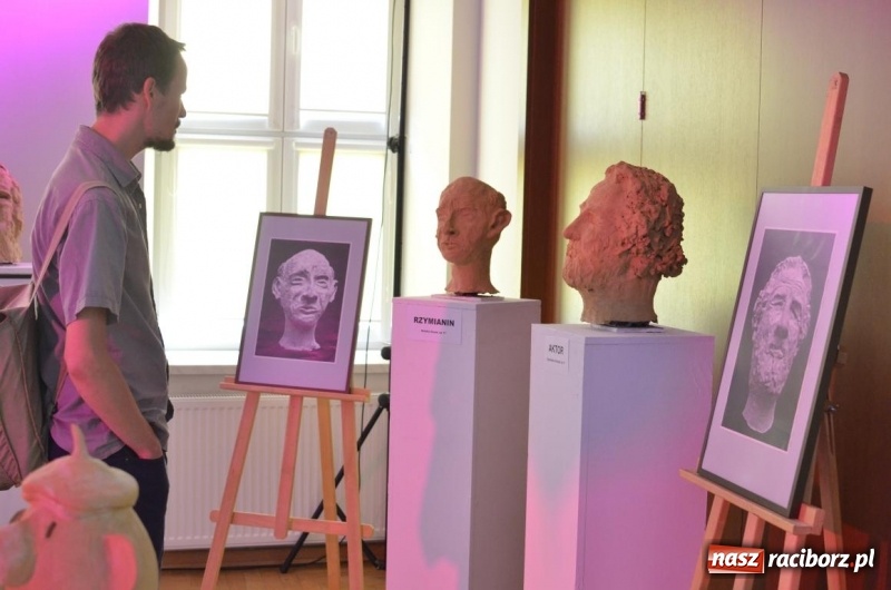 Zdjęcie w galerii na portalu naszraciborz.pl: Wernisaż pracowni rzeźby Raciborskiego Centrum Kultury wiadomości z regionu