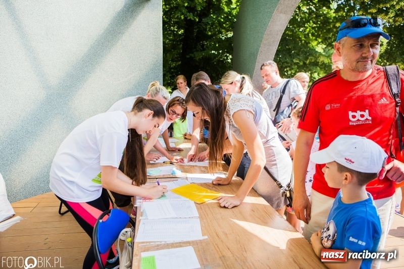 Zdjęcie w galerii na portalu naszraciborz.pl: Upał im niestraszny. Setki młodych biegaczy na starcie Raciborskiego Biegu Profilaktycznego  wiadomości z regionu