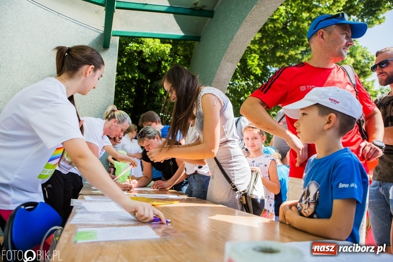 Zdjęcie w galerii na portalu naszraciborz.pl: Upał im niestraszny. Setki młodych biegaczy na starcie Raciborskiego Biegu Profilaktycznego  wiadomości z regionu