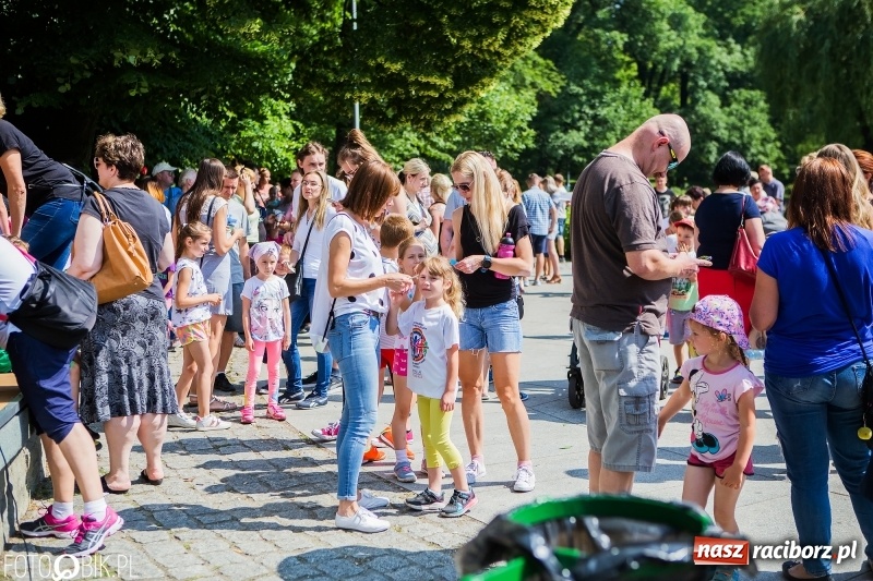 Zdjęcie w galerii na portalu naszraciborz.pl: Upał im niestraszny. Setki młodych biegaczy na starcie Raciborskiego Biegu Profilaktycznego  wiadomości z regionu