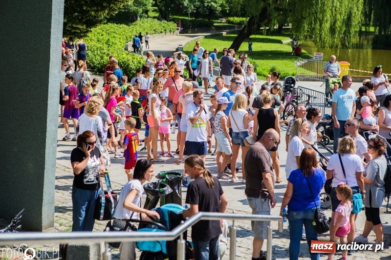 Zdjęcie w galerii na portalu naszraciborz.pl: Upał im niestraszny. Setki młodych biegaczy na starcie Raciborskiego Biegu Profilaktycznego  wiadomości z regionu
