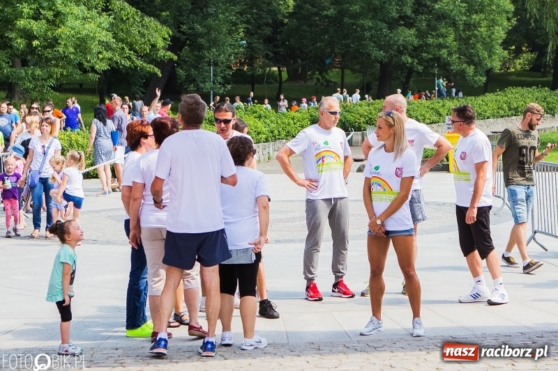 Zdjęcie w galerii na portalu naszraciborz.pl: Upał im niestraszny. Setki młodych biegaczy na starcie Raciborskiego Biegu Profilaktycznego  wiadomości z regionu