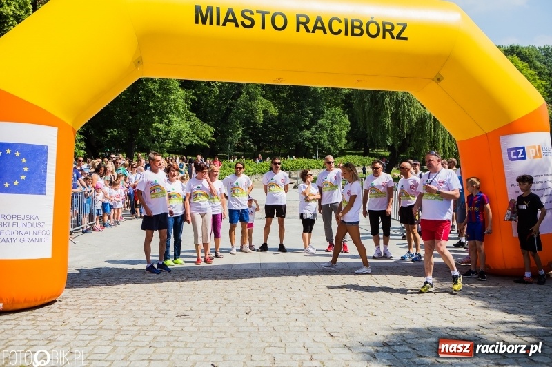 Zdjęcie w galerii na portalu naszraciborz.pl: Upał im niestraszny. Setki młodych biegaczy na starcie Raciborskiego Biegu Profilaktycznego  wiadomości z regionu