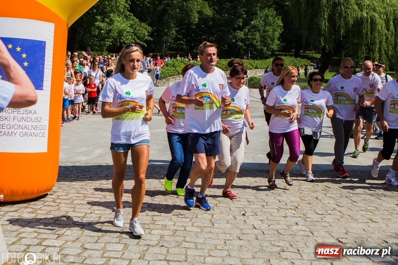 Zdjęcie w galerii na portalu naszraciborz.pl: Upał im niestraszny. Setki młodych biegaczy na starcie Raciborskiego Biegu Profilaktycznego  wiadomości z regionu