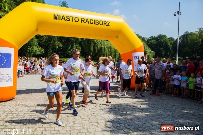 Zdjęcie w galerii na portalu naszraciborz.pl: Upał im niestraszny. Setki młodych biegaczy na starcie Raciborskiego Biegu Profilaktycznego  wiadomości z regionu