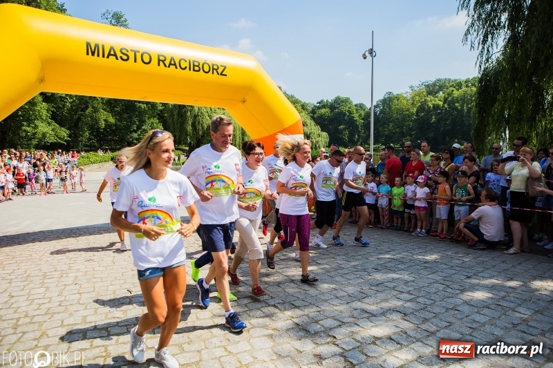 Zdjęcie w galerii na portalu naszraciborz.pl: Upał im niestraszny. Setki młodych biegaczy na starcie Raciborskiego Biegu Profilaktycznego  wiadomości z regionu