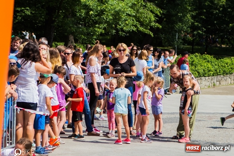 Zdjęcie w galerii na portalu naszraciborz.pl: Upał im niestraszny. Setki młodych biegaczy na starcie Raciborskiego Biegu Profilaktycznego  wiadomości z regionu