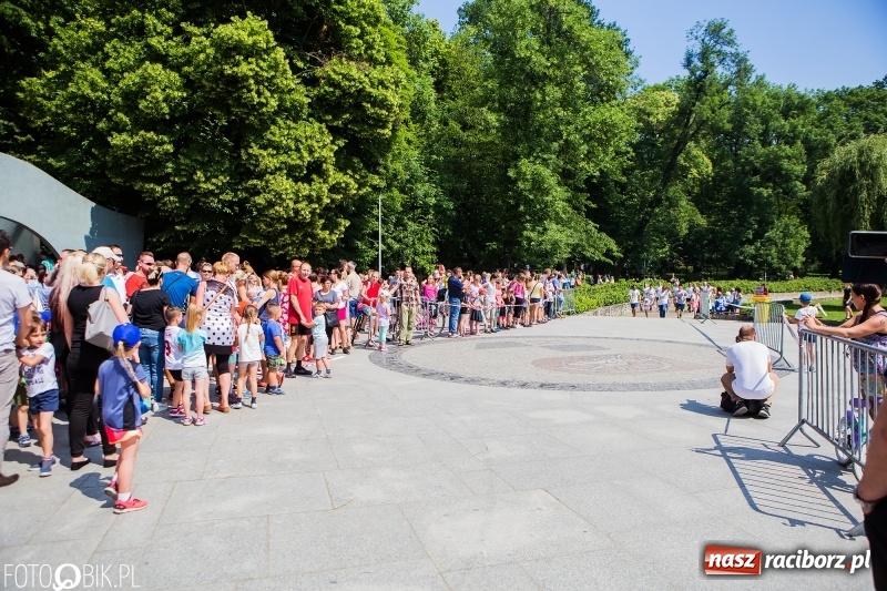 Zdjęcie w galerii na portalu naszraciborz.pl: Upał im niestraszny. Setki młodych biegaczy na starcie Raciborskiego Biegu Profilaktycznego  wiadomości z regionu