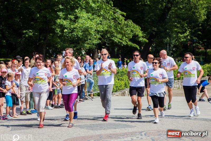 Zdjęcie w galerii na portalu naszraciborz.pl: Upał im niestraszny. Setki młodych biegaczy na starcie Raciborskiego Biegu Profilaktycznego  wiadomości z regionu
