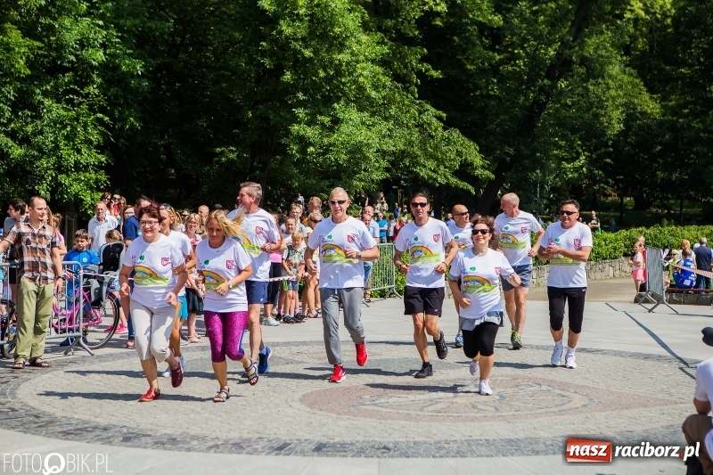 Zdjęcie w galerii na portalu naszraciborz.pl: Upał im niestraszny. Setki młodych biegaczy na starcie Raciborskiego Biegu Profilaktycznego  wiadomości z regionu