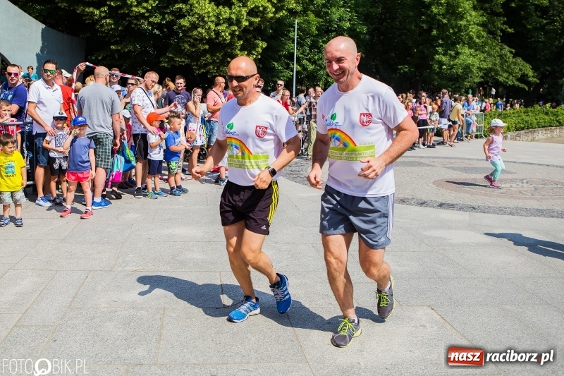 Zdjęcie w galerii na portalu naszraciborz.pl: Upał im niestraszny. Setki młodych biegaczy na starcie Raciborskiego Biegu Profilaktycznego  wiadomości z regionu