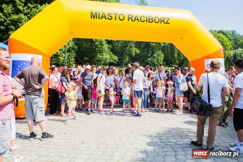 Zdjęcie w galerii na portalu naszraciborz.pl: Upał im niestraszny. Setki młodych biegaczy na starcie Raciborskiego Biegu Profilaktycznego  wiadomości z regionu