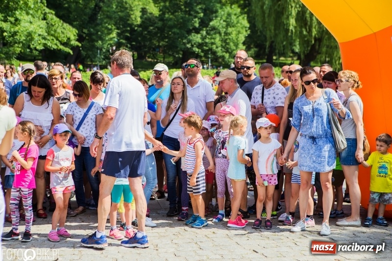 Zdjęcie w galerii na portalu naszraciborz.pl: Upał im niestraszny. Setki młodych biegaczy na starcie Raciborskiego Biegu Profilaktycznego  wiadomości z regionu