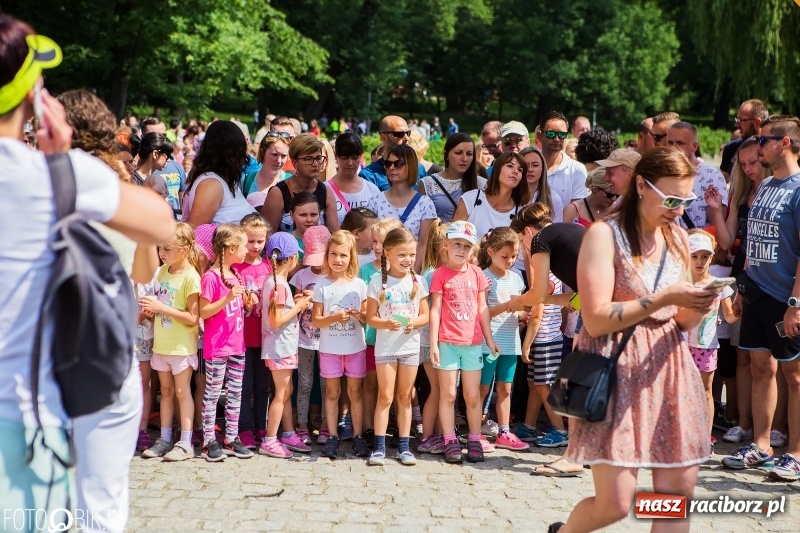 Zdjęcie w galerii na portalu naszraciborz.pl: Upał im niestraszny. Setki młodych biegaczy na starcie Raciborskiego Biegu Profilaktycznego  wiadomości z regionu