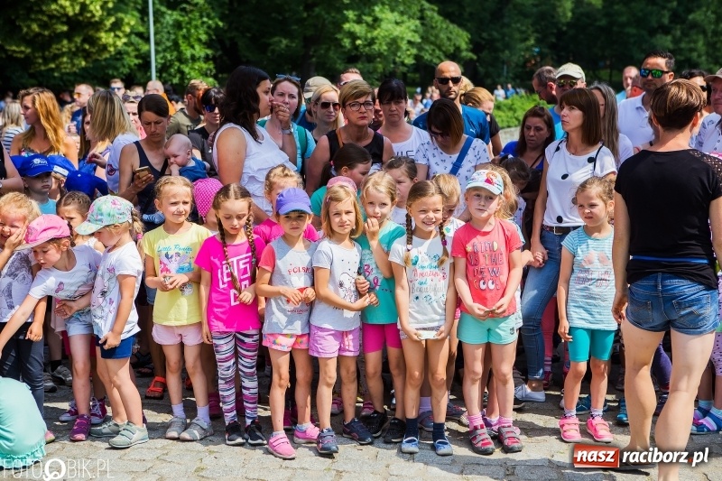 Zdjęcie w galerii na portalu naszraciborz.pl: Upał im niestraszny. Setki młodych biegaczy na starcie Raciborskiego Biegu Profilaktycznego  wiadomości z regionu