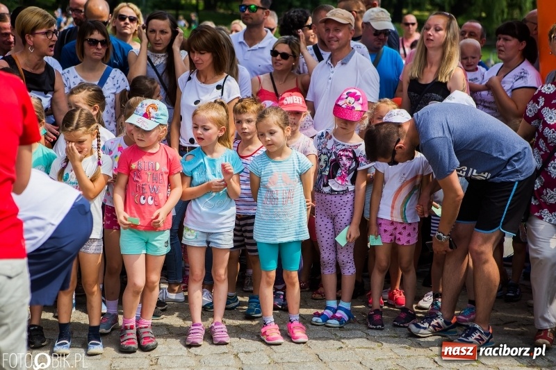 Zdjęcie w galerii na portalu naszraciborz.pl: Upał im niestraszny. Setki młodych biegaczy na starcie Raciborskiego Biegu Profilaktycznego  wiadomości z regionu
