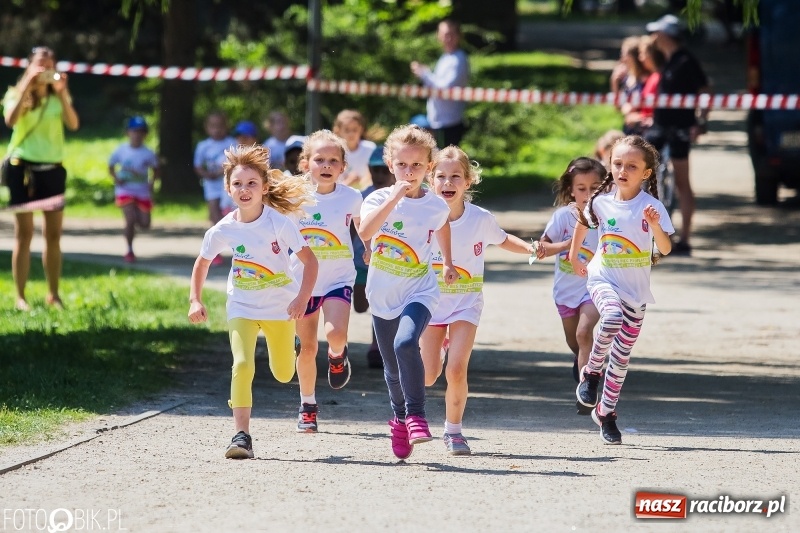 Zdjęcie w galerii na portalu naszraciborz.pl: Upał im niestraszny. Setki młodych biegaczy na starcie Raciborskiego Biegu Profilaktycznego  wiadomości z regionu