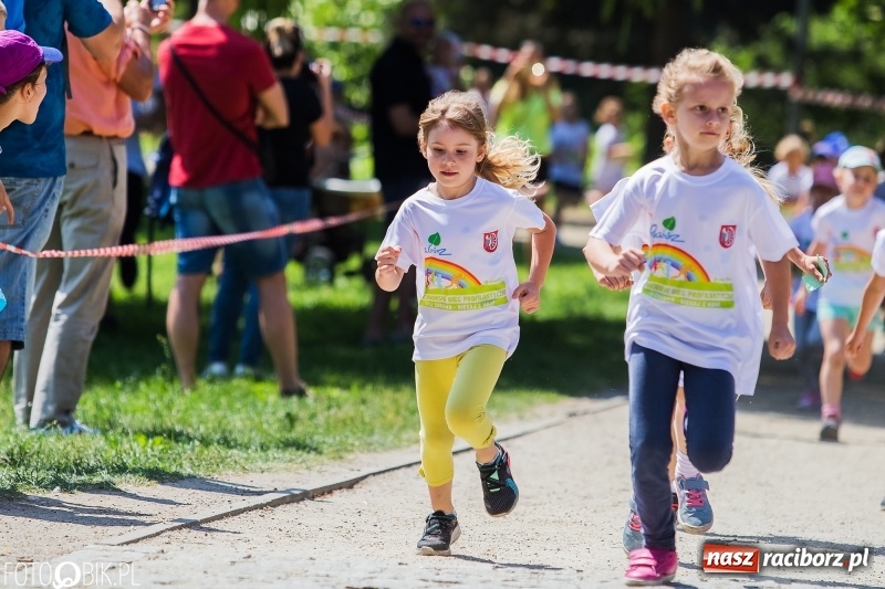 Zdjęcie w galerii na portalu naszraciborz.pl: Upał im niestraszny. Setki młodych biegaczy na starcie Raciborskiego Biegu Profilaktycznego  wiadomości z regionu
