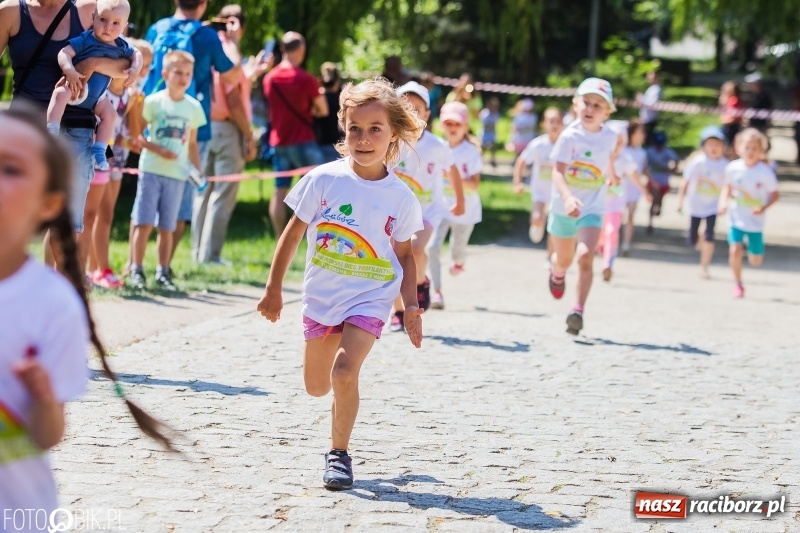 Zdjęcie w galerii na portalu naszraciborz.pl: Upał im niestraszny. Setki młodych biegaczy na starcie Raciborskiego Biegu Profilaktycznego  wiadomości z regionu