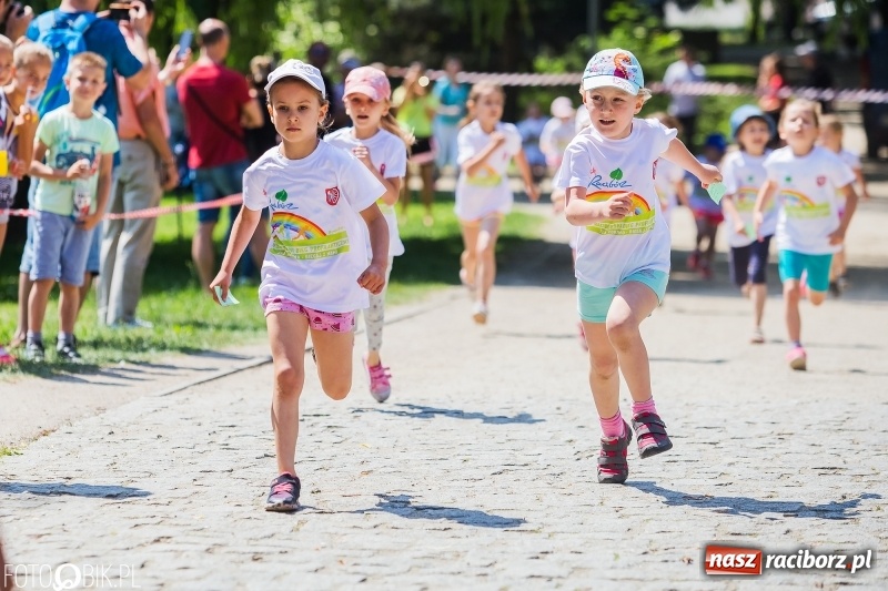 Zdjęcie w galerii na portalu naszraciborz.pl: Upał im niestraszny. Setki młodych biegaczy na starcie Raciborskiego Biegu Profilaktycznego  wiadomości z regionu