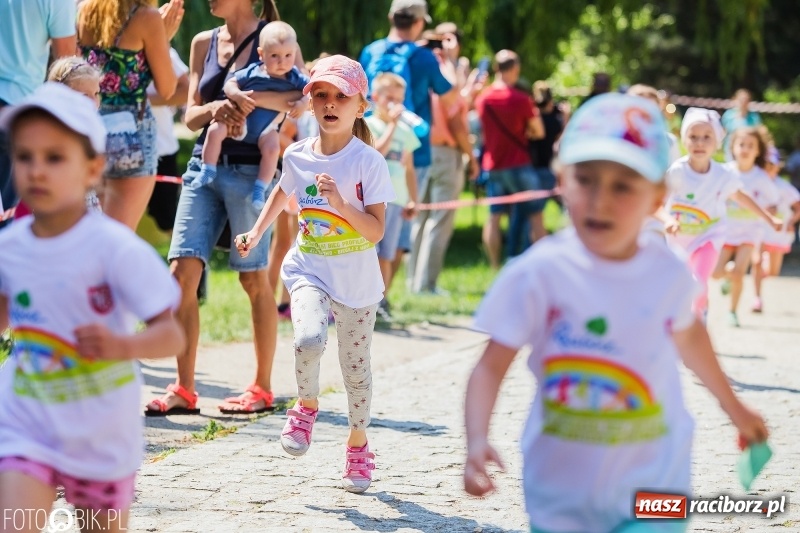 Zdjęcie w galerii na portalu naszraciborz.pl: Upał im niestraszny. Setki młodych biegaczy na starcie Raciborskiego Biegu Profilaktycznego  wiadomości z regionu