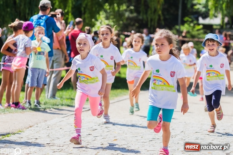 Zdjęcie w galerii na portalu naszraciborz.pl: Upał im niestraszny. Setki młodych biegaczy na starcie Raciborskiego Biegu Profilaktycznego  wiadomości z regionu