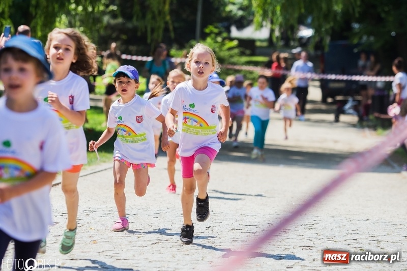 Zdjęcie w galerii na portalu naszraciborz.pl: Upał im niestraszny. Setki młodych biegaczy na starcie Raciborskiego Biegu Profilaktycznego  wiadomości z regionu