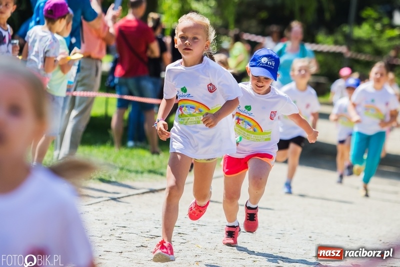 Zdjęcie w galerii na portalu naszraciborz.pl: Upał im niestraszny. Setki młodych biegaczy na starcie Raciborskiego Biegu Profilaktycznego  wiadomości z regionu