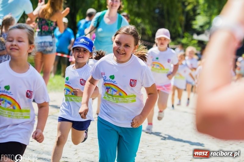 Zdjęcie w galerii na portalu naszraciborz.pl: Upał im niestraszny. Setki młodych biegaczy na starcie Raciborskiego Biegu Profilaktycznego  wiadomości z regionu