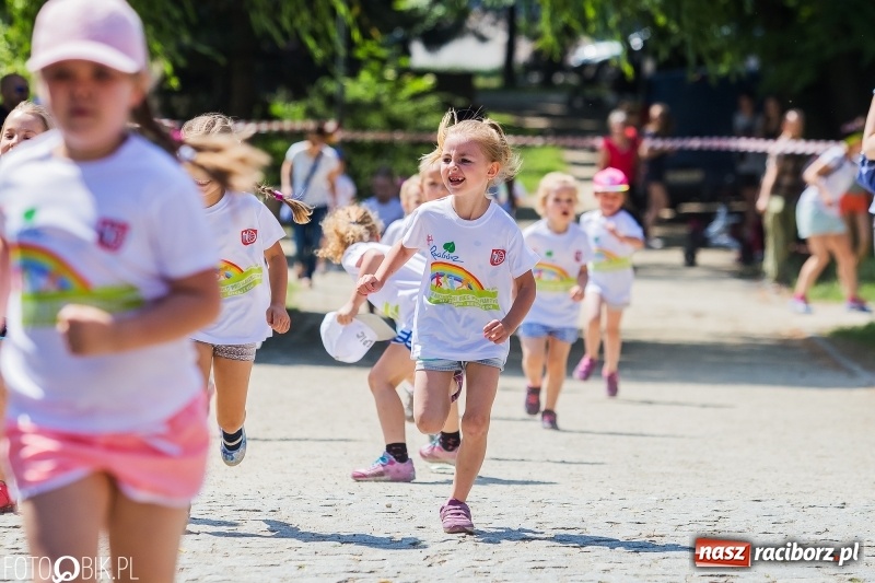 Zdjęcie w galerii na portalu naszraciborz.pl: Upał im niestraszny. Setki młodych biegaczy na starcie Raciborskiego Biegu Profilaktycznego  wiadomości z regionu