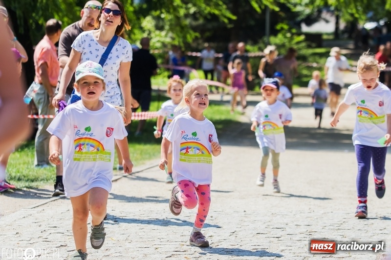 Zdjęcie w galerii na portalu naszraciborz.pl: Upał im niestraszny. Setki młodych biegaczy na starcie Raciborskiego Biegu Profilaktycznego  wiadomości z regionu