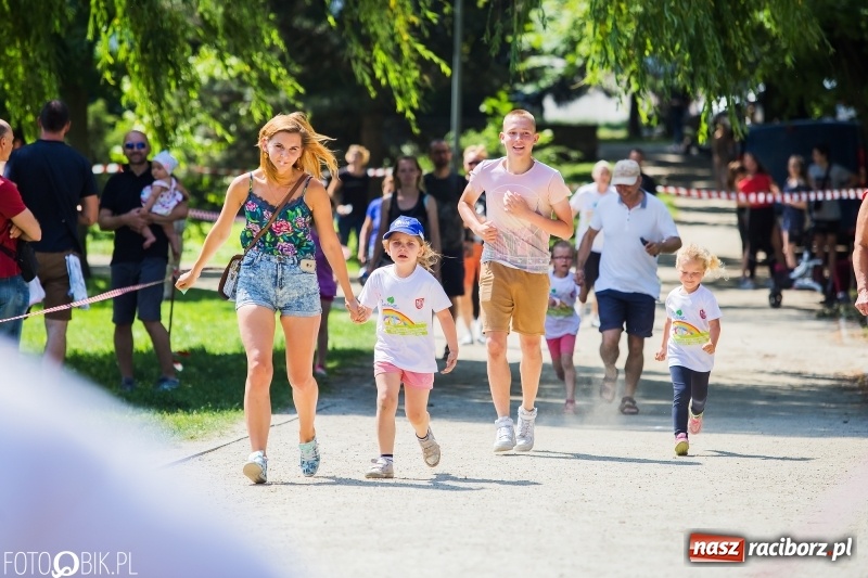 Zdjęcie w galerii na portalu naszraciborz.pl: Upał im niestraszny. Setki młodych biegaczy na starcie Raciborskiego Biegu Profilaktycznego  wiadomości z regionu
