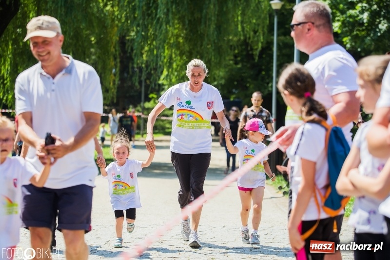 Zdjęcie w galerii na portalu naszraciborz.pl: Upał im niestraszny. Setki młodych biegaczy na starcie Raciborskiego Biegu Profilaktycznego  wiadomości z regionu