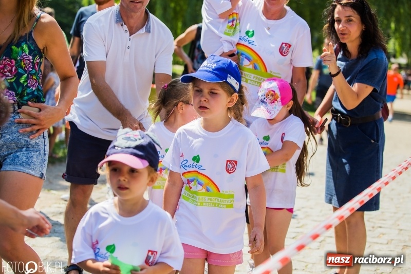 Zdjęcie w galerii na portalu naszraciborz.pl: Upał im niestraszny. Setki młodych biegaczy na starcie Raciborskiego Biegu Profilaktycznego  wiadomości z regionu