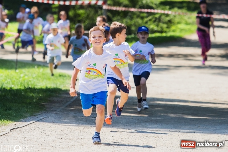 Zdjęcie w galerii na portalu naszraciborz.pl: Upał im niestraszny. Setki młodych biegaczy na starcie Raciborskiego Biegu Profilaktycznego  wiadomości z regionu