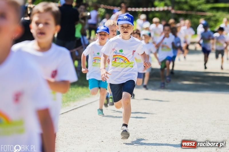 Zdjęcie w galerii na portalu naszraciborz.pl: Upał im niestraszny. Setki młodych biegaczy na starcie Raciborskiego Biegu Profilaktycznego  wiadomości z regionu