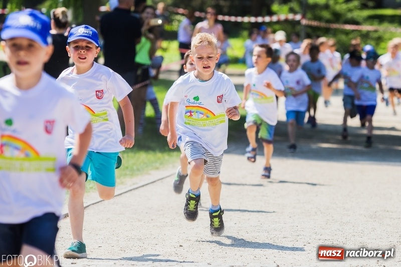 Zdjęcie w galerii na portalu naszraciborz.pl: Upał im niestraszny. Setki młodych biegaczy na starcie Raciborskiego Biegu Profilaktycznego  wiadomości z regionu