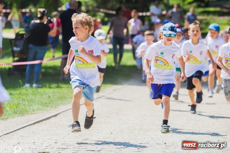 Zdjęcie w galerii na portalu naszraciborz.pl: Upał im niestraszny. Setki młodych biegaczy na starcie Raciborskiego Biegu Profilaktycznego  wiadomości z regionu