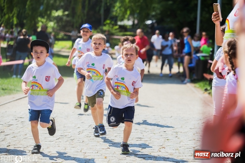 Zdjęcie w galerii na portalu naszraciborz.pl: Upał im niestraszny. Setki młodych biegaczy na starcie Raciborskiego Biegu Profilaktycznego  wiadomości z regionu